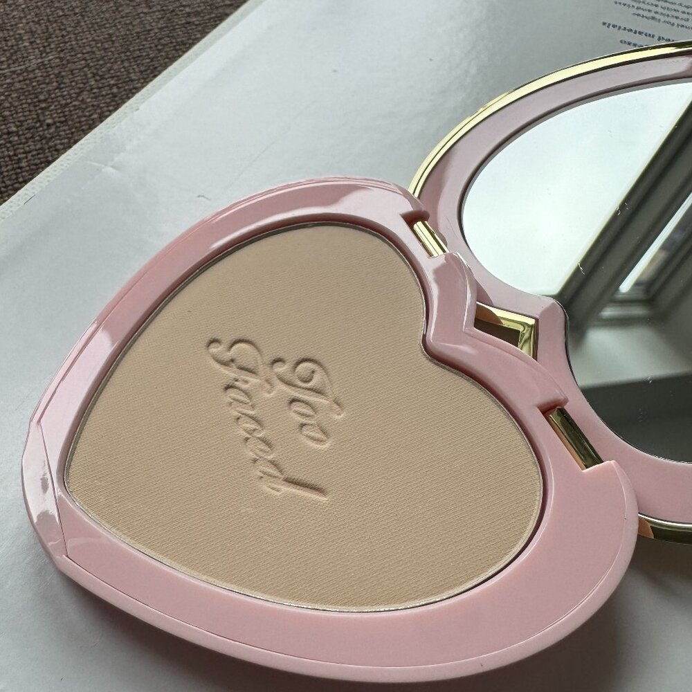 Too Faced Born This Way soft blurring setting powder in Light